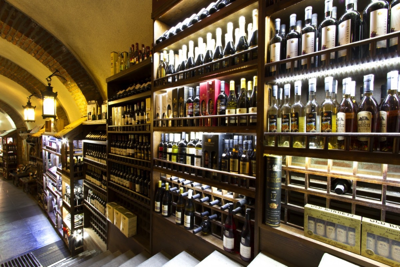 vente-ST AUBAN-min_world_street_travel_shop_canon_georgia_wine_bottles-429767